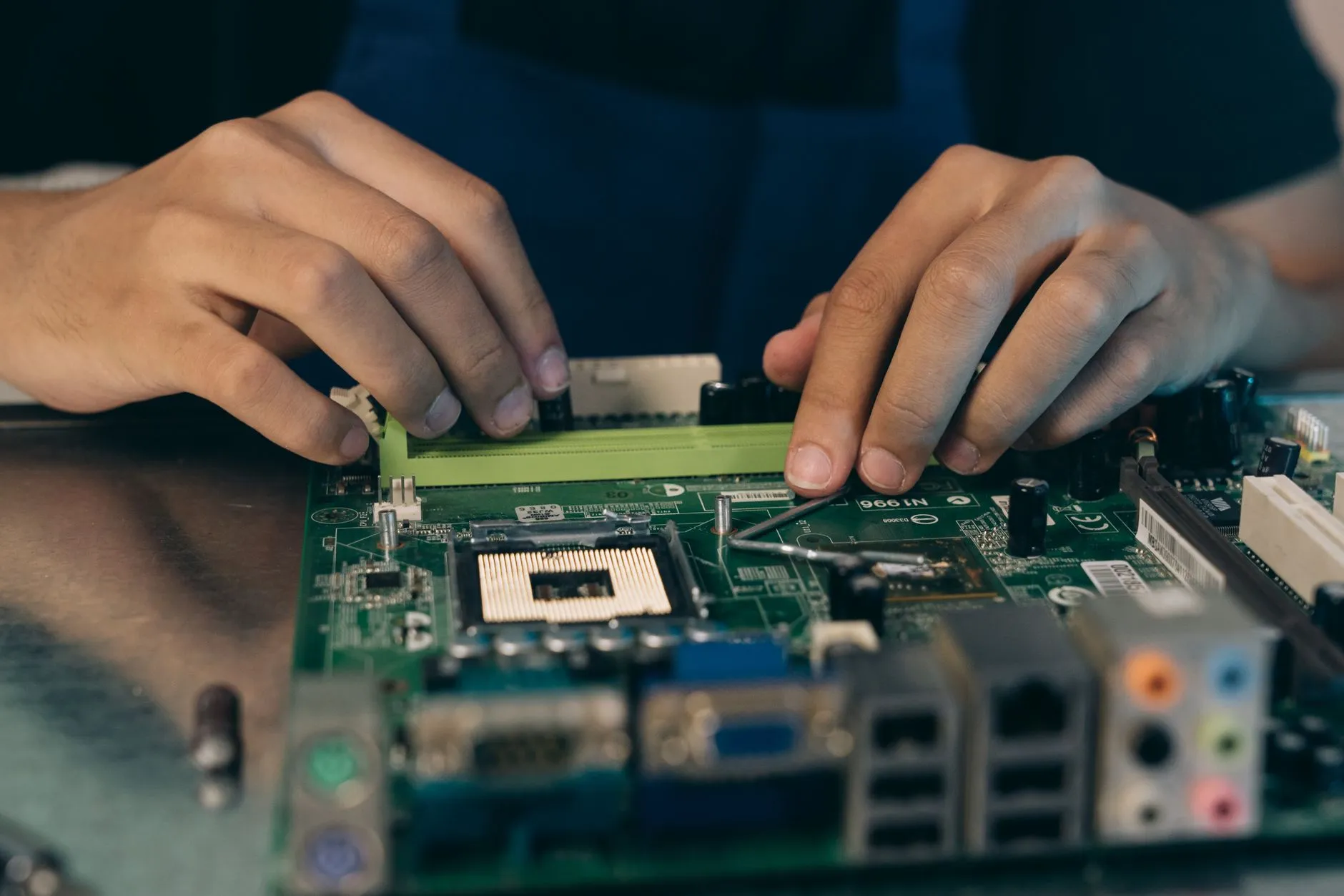Serviço de placa com microsoldagem em microscópio na TheComp